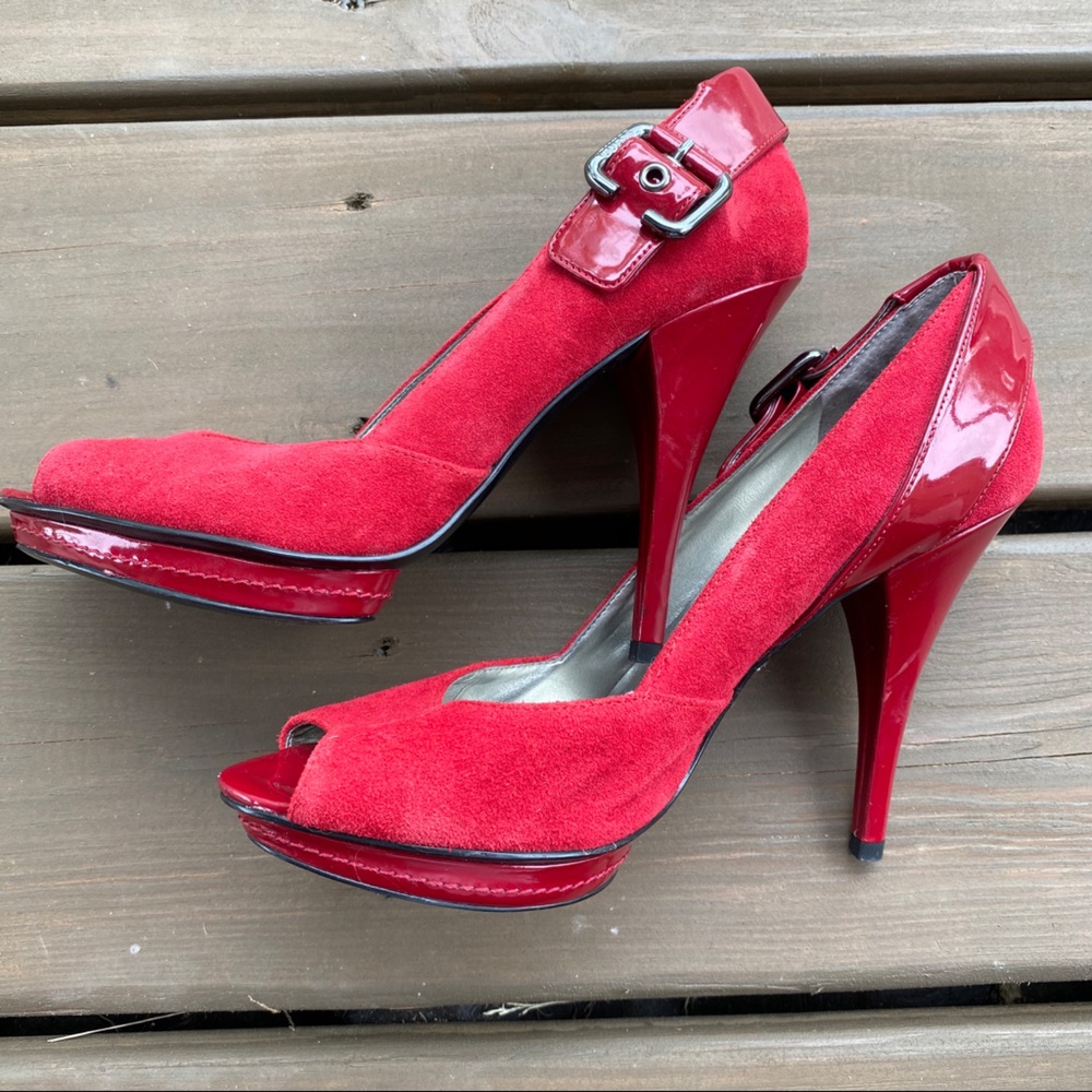 Guess Red heels w decorative buckle 8.5 open toe